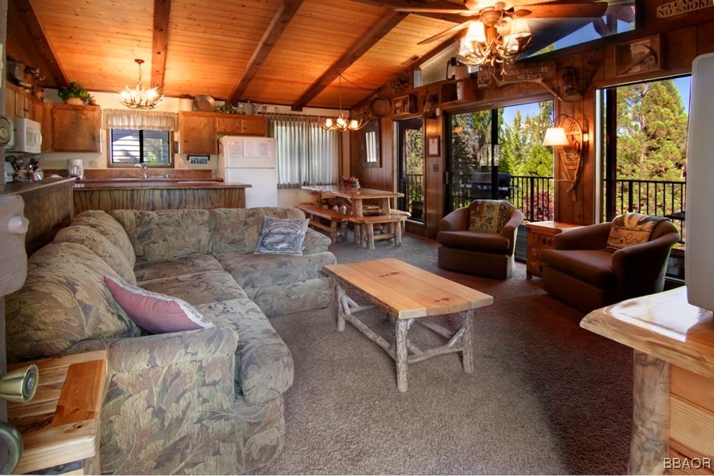 Photo of 581 Chipmunk Lane, Big Bear Lake, CA 92315 (MLS # 32501848)