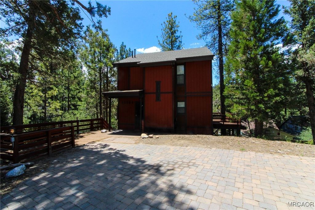 Photo of 42709 Alta Vista Avenue, Big Bear Lake, CA 92315 (MLS # 32600181)
