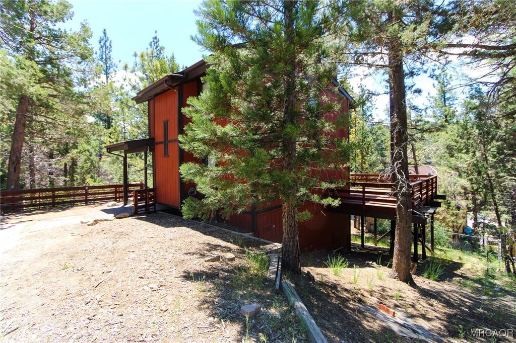 Photo of 42709 Alta Vista Avenue, Big Bear Lake, CA 92315 (MLS # 32600181)