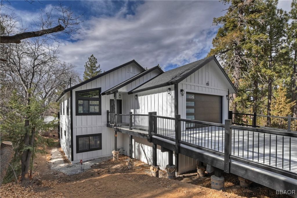 Photo of 556 Lucerne Drive, Big Bear Lake, CA 92315 (MLS # 32406009)
