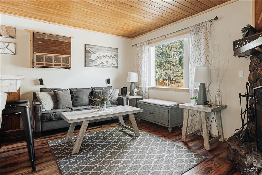 Photo of 594 Kern Avenue, Sugarloaf, CA 92386 (MLS # 32500353)