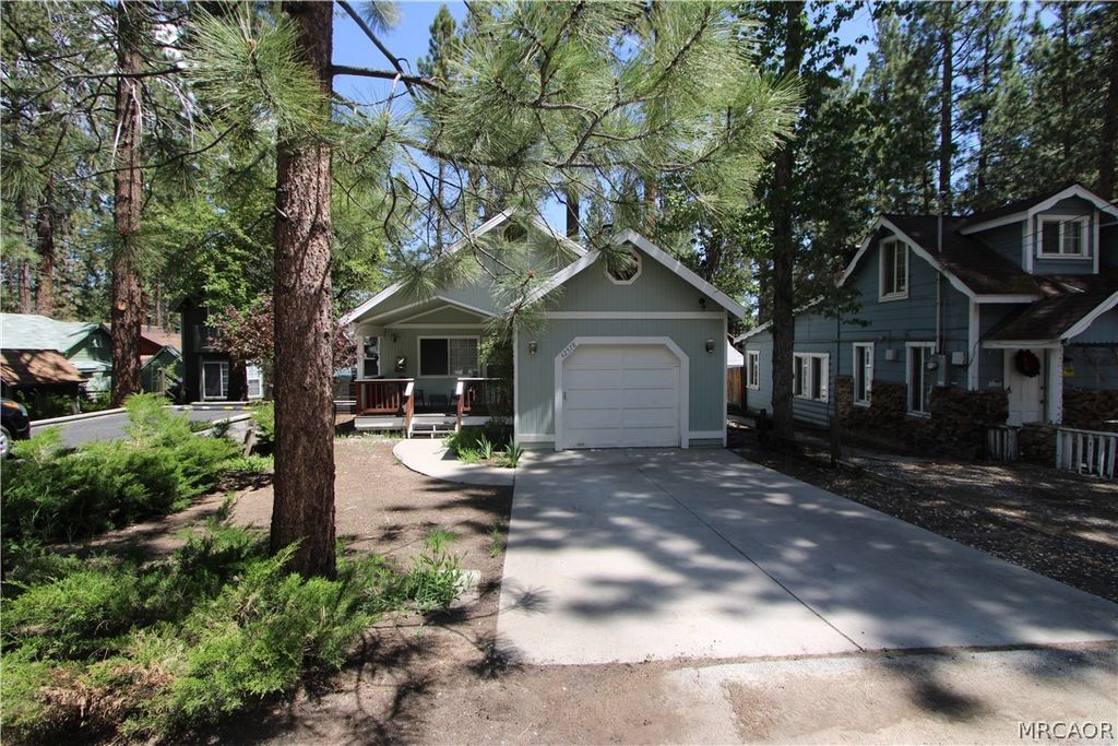 Photo of 42578 La Placida Avenue, Big Bear Lake, CA 92315 (MLS # 32600831)