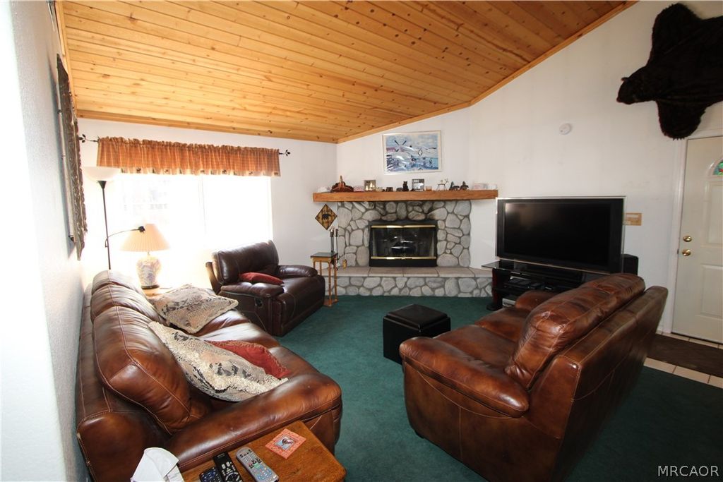 Photo of 42578 La Placida Avenue, Big Bear Lake, CA 92315 (MLS # 32600831)