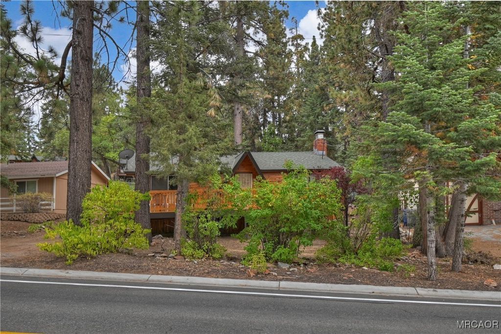 Photo of 43115 Moonridge Road, Big Bear Lake, CA 92315 (MLS # 32502310)