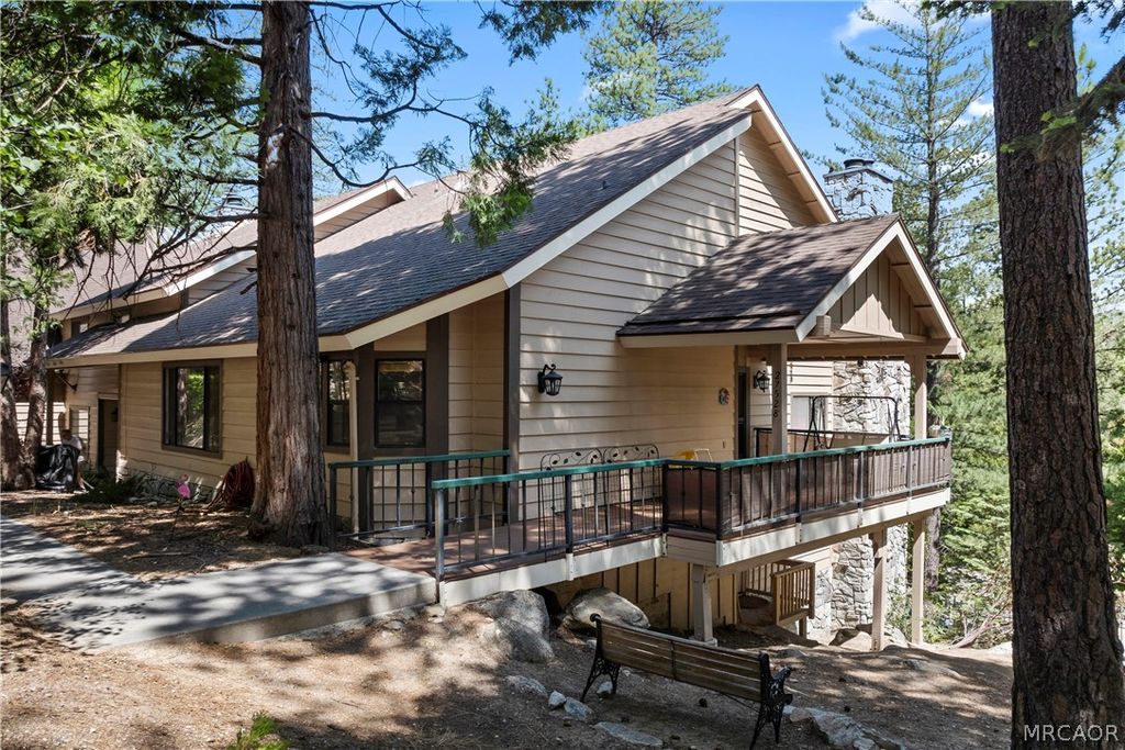 Photo of 27528 Ashwood Lane #27528, Lake Arrowhead, CA 92352 (MLS # 32600468)