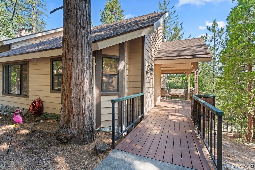 Photo of 27528 Ashwood Lane #27528, Lake Arrowhead, CA 92352 (MLS # 32600468)