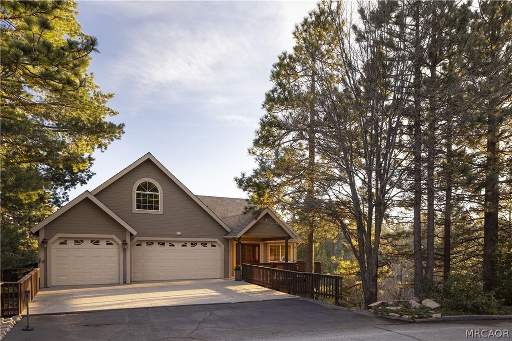 Photo of 183 Chipmunk Drive, Lake Arrowhead, CA 92352 (MLS # 32600573)