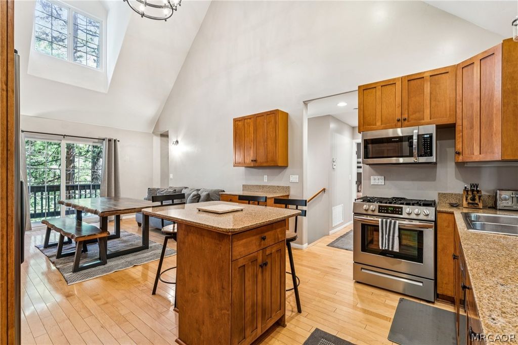 Photo of 27831 Rainbow Drive, Lake Arrowhead, CA 92352 (MLS # 32601185)