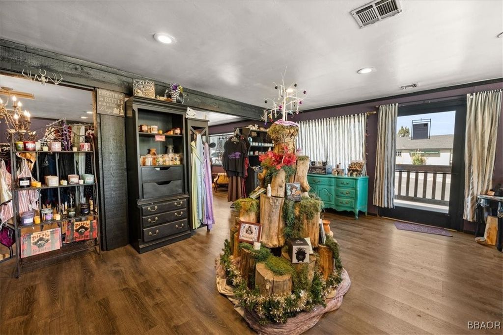 Photo of 41081 Big Bear Lake Boulevard, Big Bear Lake, CA 92315 (MLS # 32501889)