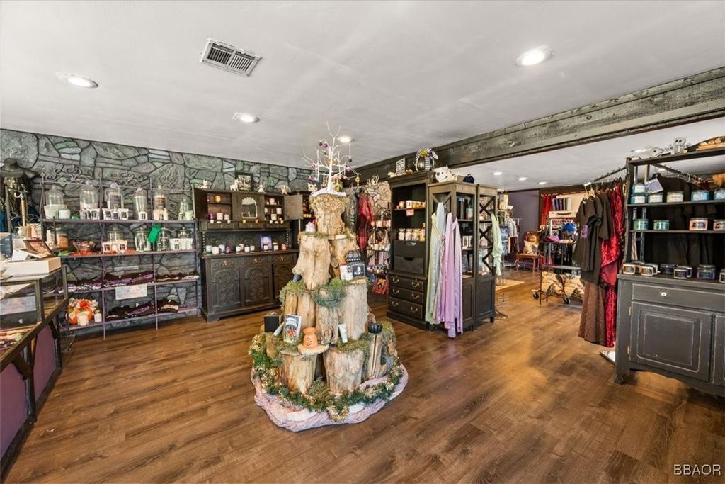 Photo of 41081 Big Bear Lake Boulevard, Big Bear Lake, CA 92315 (MLS # 32501889)