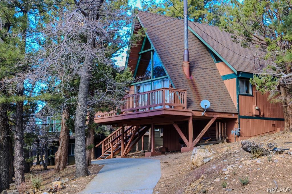Photo of 1500 Wolf Road, Big Bear Lake, CA 92315 (MLS # 32600340)