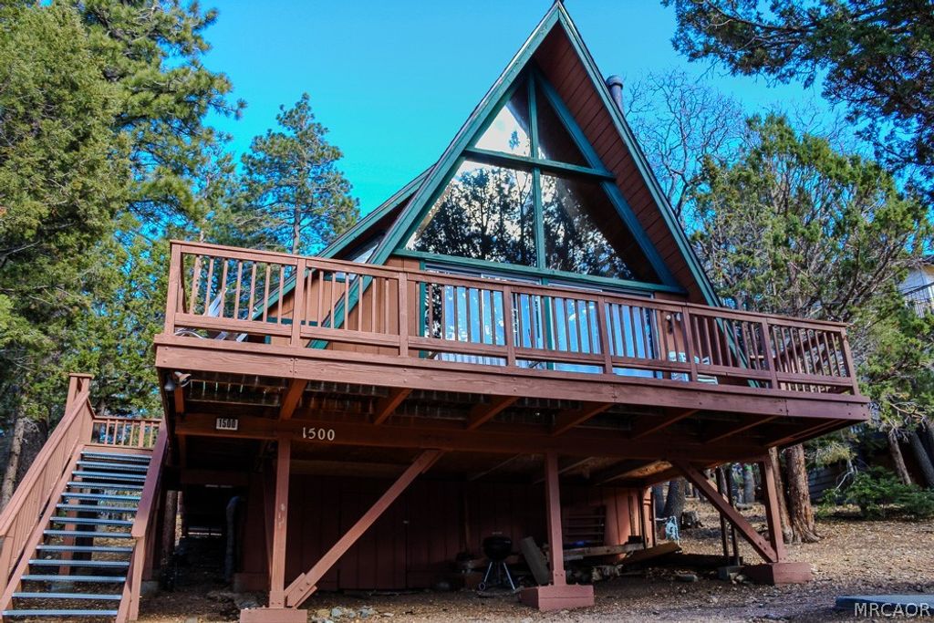 Photo of 1500 Wolf Road, Big Bear Lake, CA 92315 (MLS # 32600340)