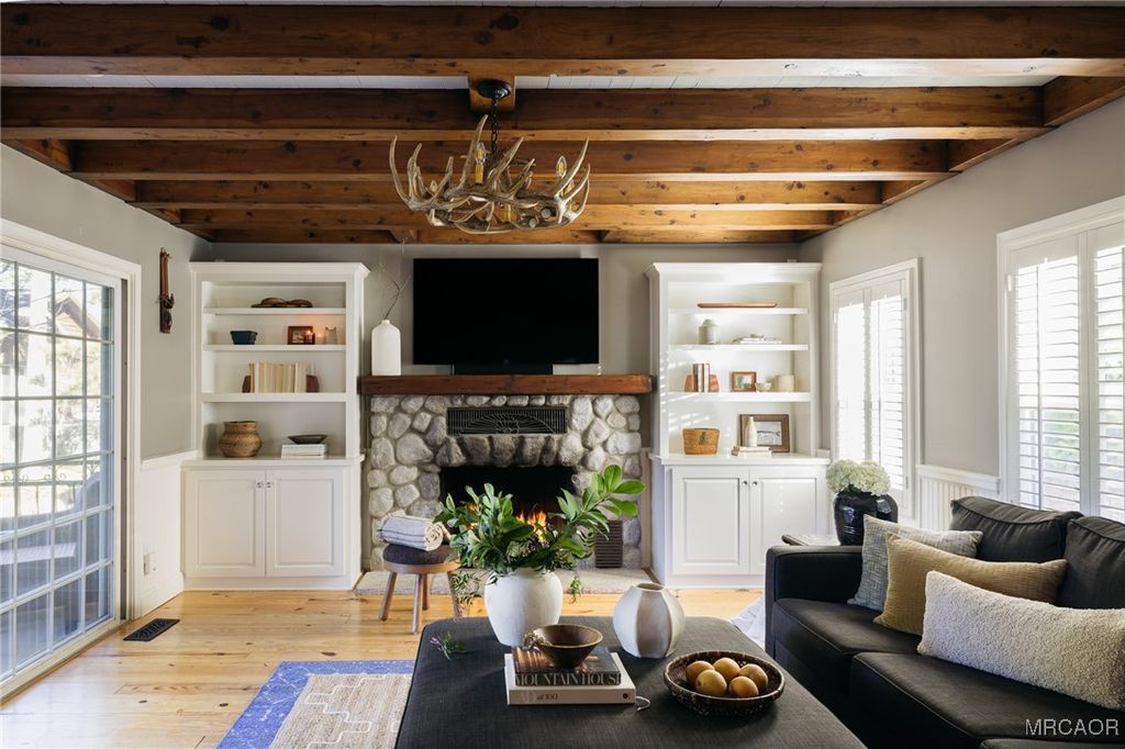 Photo of 310 Bret Harte Road, Lake Arrowhead, CA 92352 (MLS # 32600120)