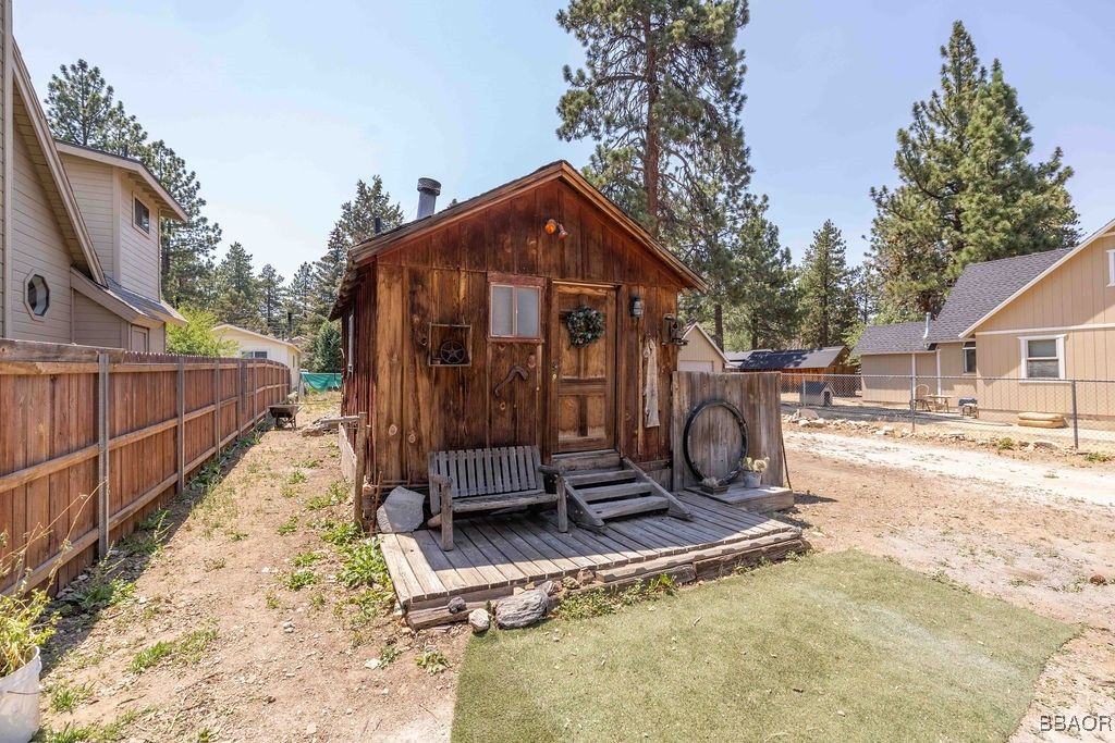 Photo of 614 Sunset Lane, Sugarloaf, CA 92386 (MLS # 32502062)