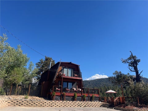 Photo of 43573 Yosemite Drive, Big Bear Lake, CA 92315 (MLS # 32602099)