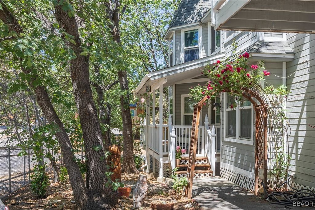 Photo of 44284 Barton Lane, Sugarloaf, CA 92386 (MLS # 32501672)