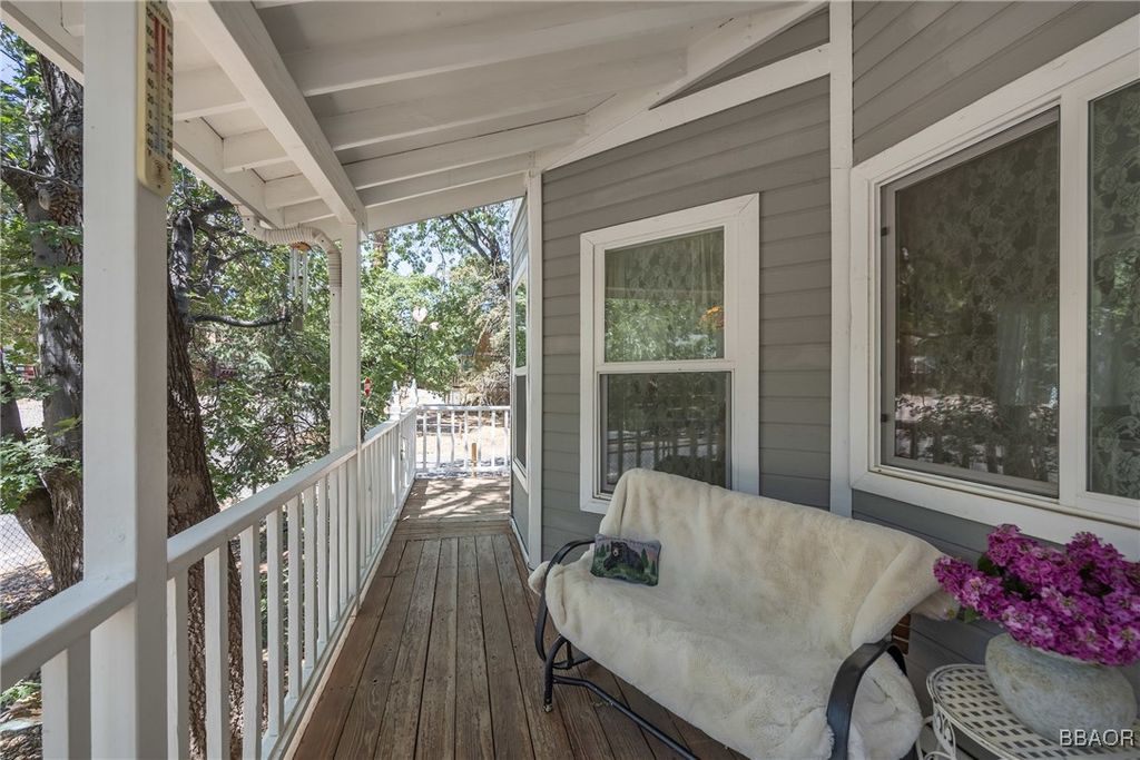 Photo of 44284 Barton Lane, Sugarloaf, CA 92386 (MLS # 32501672)