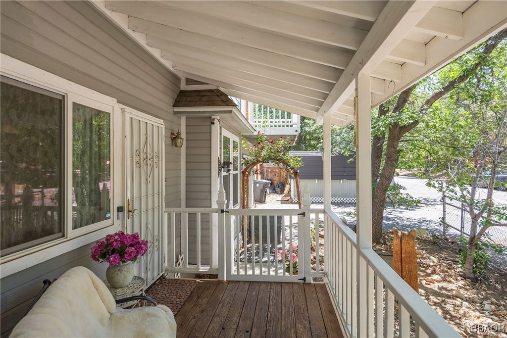 Photo of 44284 Barton Lane, Sugarloaf, CA 92386 (MLS # 32501672)
