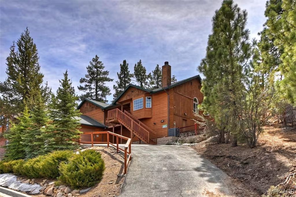 Photo of 42369 Eagle Ridge Drive, Big Bear Lake, CA 92315 (MLS # 32502705)