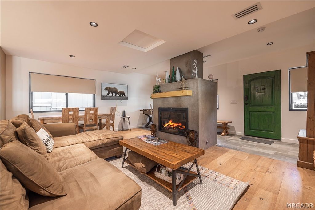 Photo of 259 Victoria Ln, Sugarloaf, CA 92386 (MLS # 32600228)