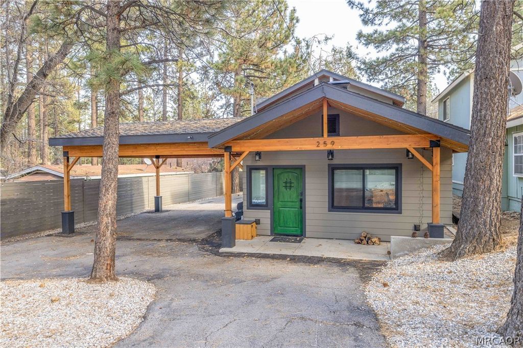 Photo of 259 Victoria Ln, Sugarloaf, CA 92386 (MLS # 32600228)