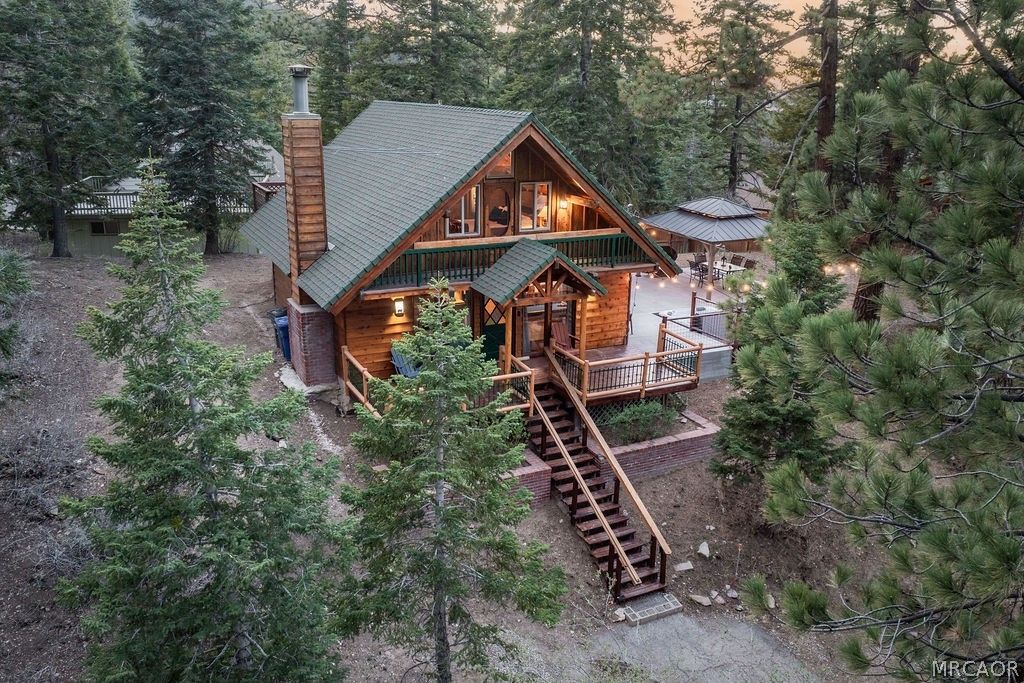 Photo of 43399 Shasta Road, Big Bear Lake, CA 92315 (MLS # 32600659)