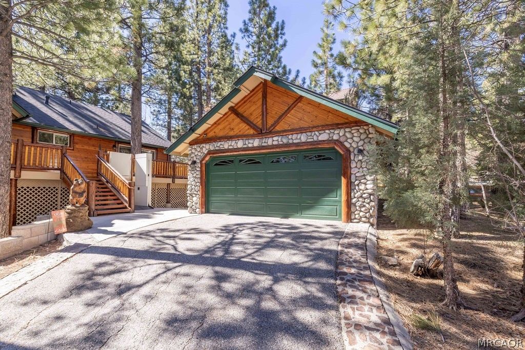 Photo of 42779 Castlewood Road, Big Bear Lake, CA 92315 (MLS # 32600458)