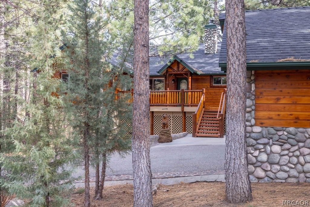 Photo of 42779 Castlewood Road, Big Bear Lake, CA 92315 (MLS # 32600458)