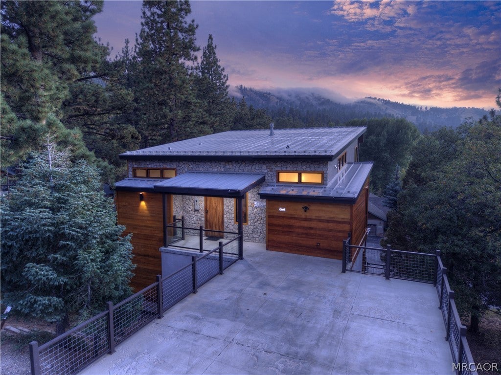 Photo of 43669 Ridge Crest Drive, Big Bear Lake, CA 92315 (MLS # 32602222)
