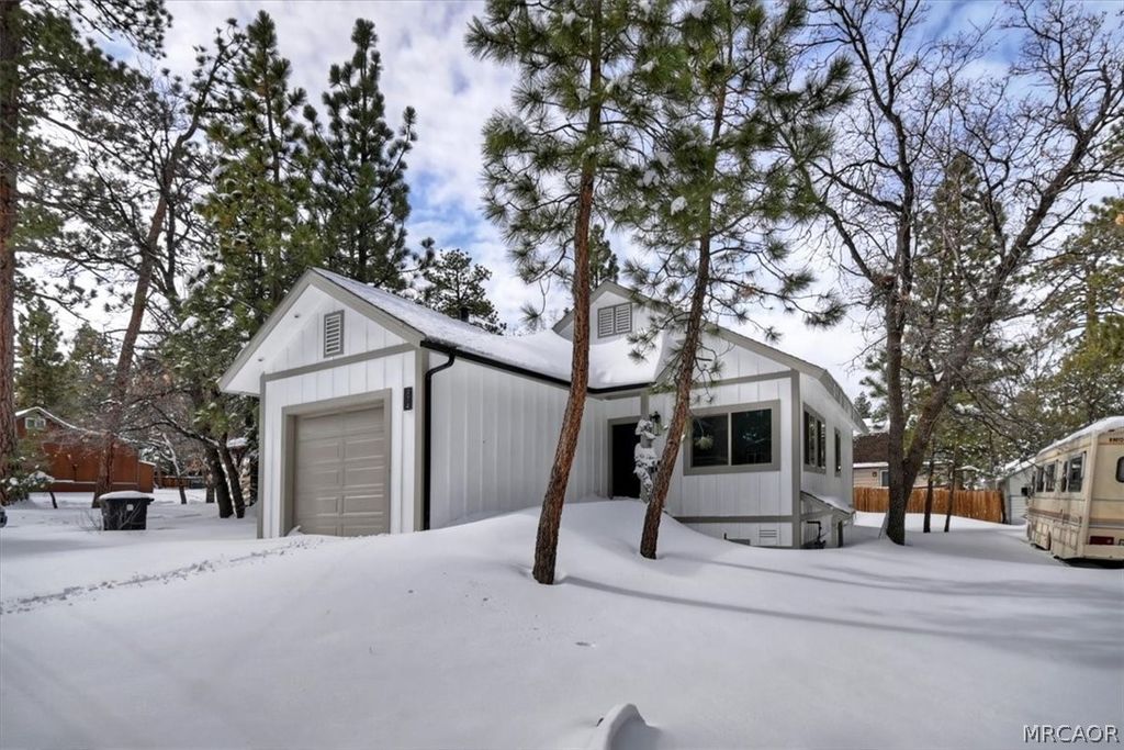 Photo of 374 Los Angeles Avenue, Sugarloaf, CA 92386 (MLS # 32502059)