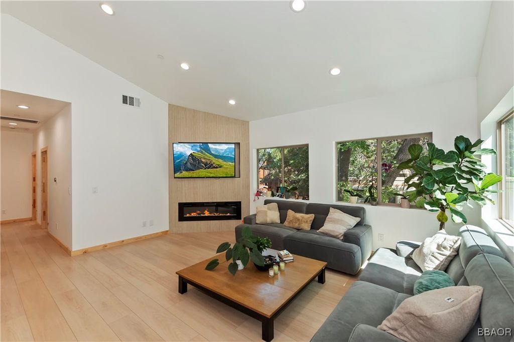 Photo of 374 Los Angeles Avenue, Sugarloaf, CA 92386 (MLS # 32502059)