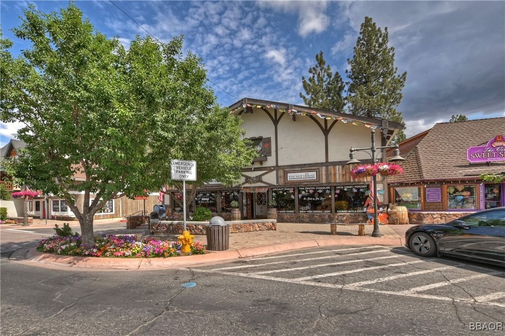 Photo of 40728 Village Drive, Big Bear Lake, CA 92315 (MLS # 32501822)