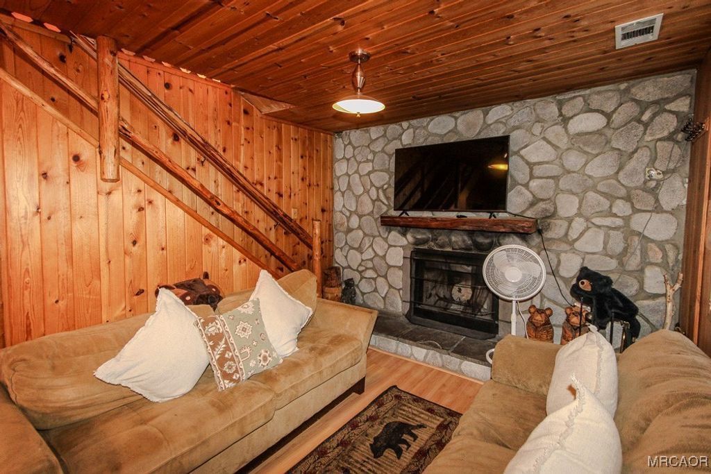 Photo of 527 Wanita Lane, Big Bear Lake, CA 92315 (MLS # 32502551)