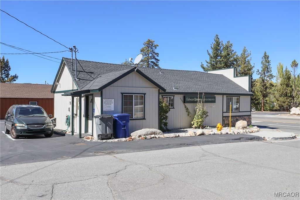 Photo of 41067 Big Bear Boulevard, Big Bear Lake, CA 92315 (MLS # 32502514)