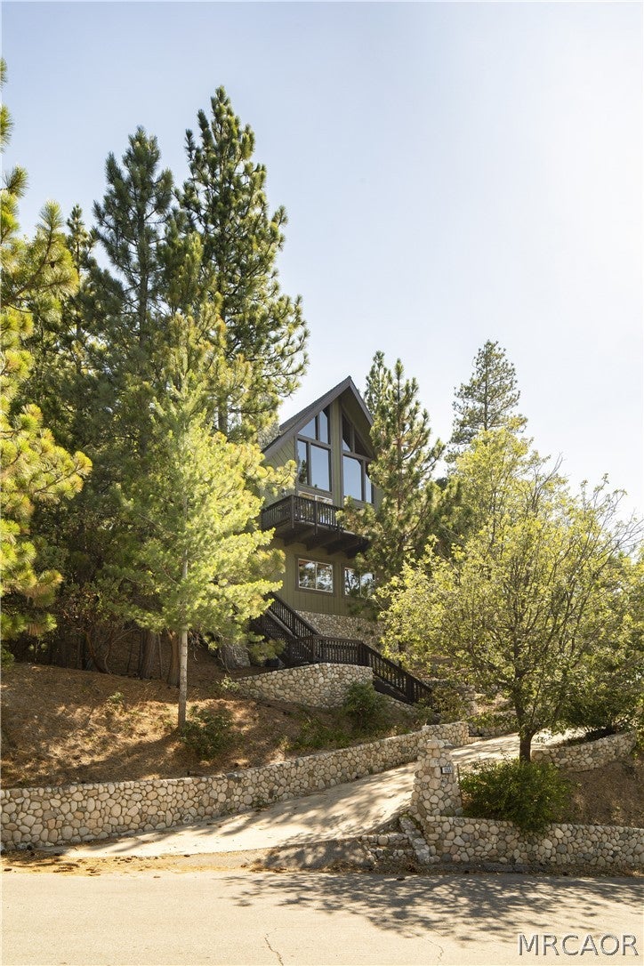 Photo of 1255 Yukon Drive, Lake Arrowhead, CA 92352 (MLS # 32601566)