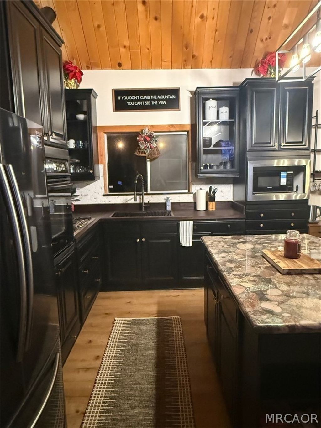 Photo of 1068 Oak Lane, Lake Arrowhead, CA 92326 (MLS # 32600524)