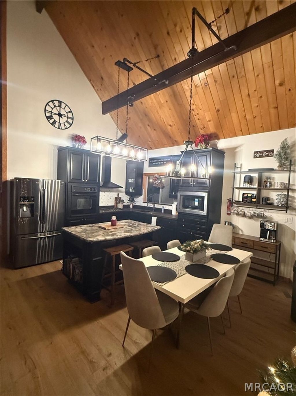 Photo of 1068 Oak Lane, Lake Arrowhead, CA 92326 (MLS # 32600524)