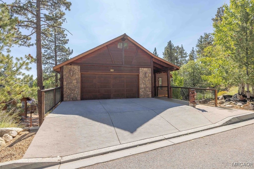 Photo of 385 Sunrise Way, Big Bear Lake, CA 92315 (MLS # 32502256)