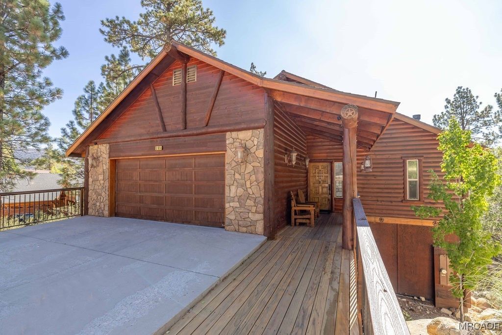 Photo of 385 Sunrise Way, Big Bear Lake, CA 92315 (MLS # 32502256)