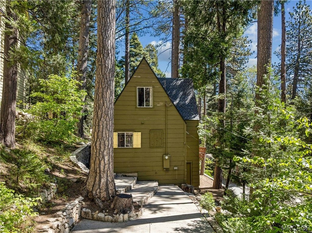 Photo of 404 Hillside Road, Lake Arrowhead, CA 92352 (MLS # 32601171)