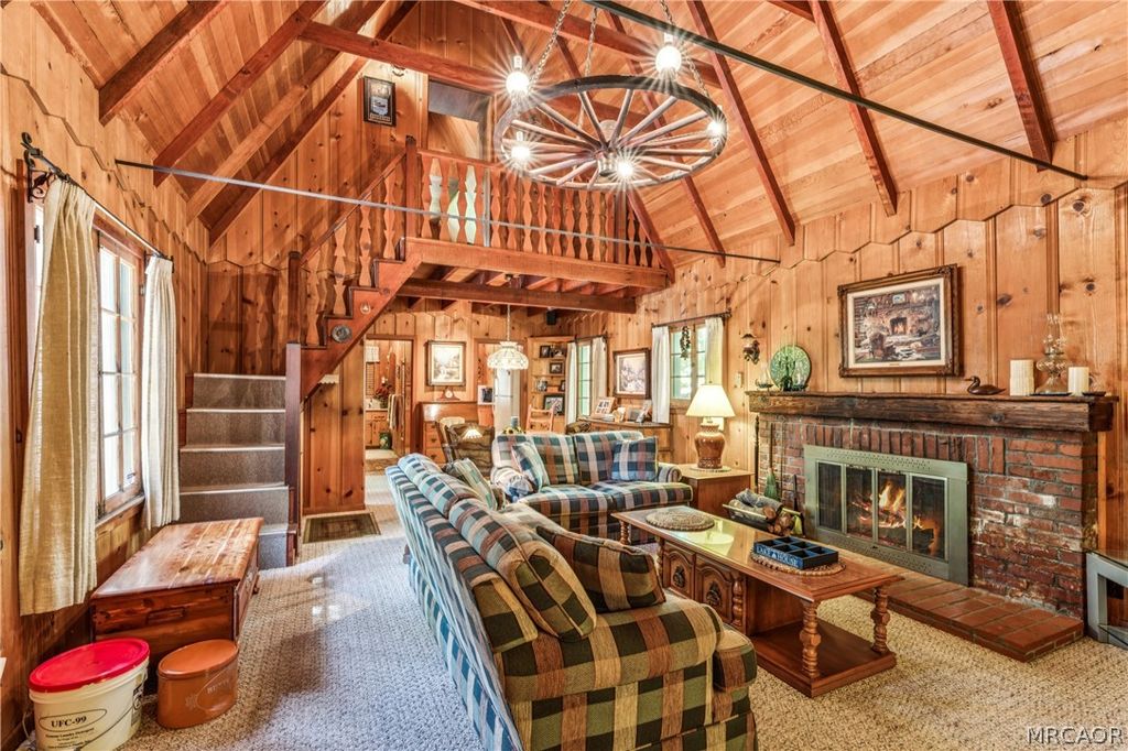 Photo of 404 Hillside Road, Lake Arrowhead, CA 92352 (MLS # 32601171)
