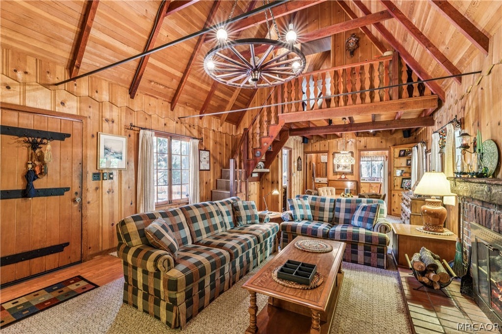 Photo of 404 Hillside Road, Lake Arrowhead, CA 92352 (MLS # 32601171)