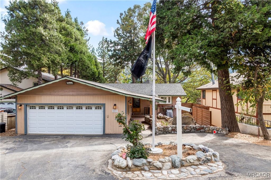 Photo of 221 Darfo Drive, Crestline, CA 92325 (MLS # 32502427)