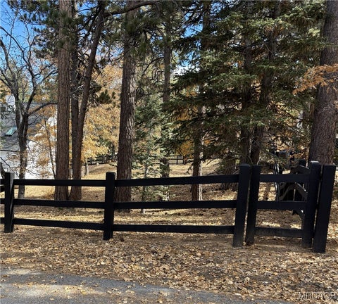 Photo of 812 Ford Lane, Big Bear Lake, CA 92315 (MLS # 32600057)