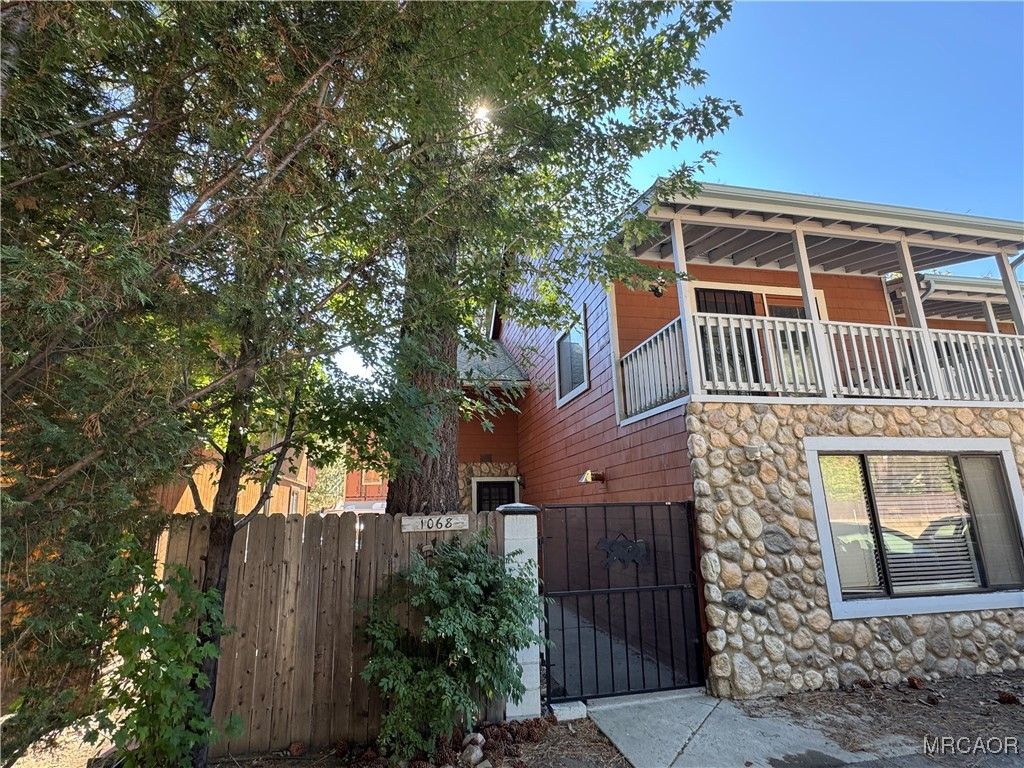Photo of 1068 Cherokee Street, Fawnskin, CA 92333 (MLS # 32502404)
