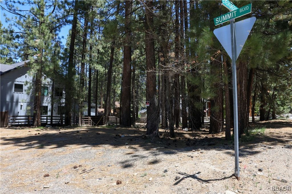 Photo of 689 Summit Boulevard, Big Bear Lake, CA 92315 (MLS # 32501318)