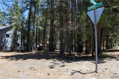 Photo of 689 Summit Boulevard, Big Bear Lake, CA 92315 (MLS # 32501318)