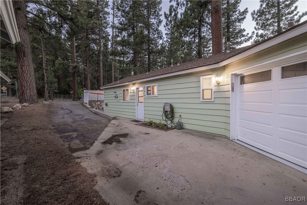 Photo of 41318 Oak Street, Big Bear Lake, CA 92315 (MLS # 32501308)