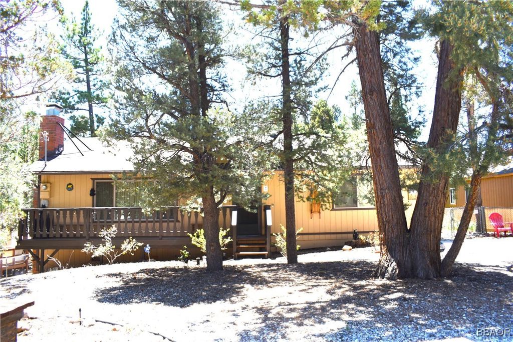 Photo of 1112 Mount Whitney Drive, Big Bear City, CA 92314 (MLS # 32501916)