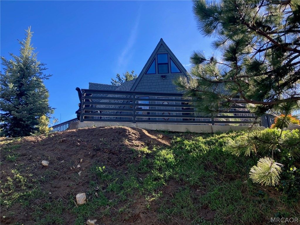 Photo of 28131 Zermatt Drive, Lake Arrowhead, CA 92352 (MLS # 32600431)